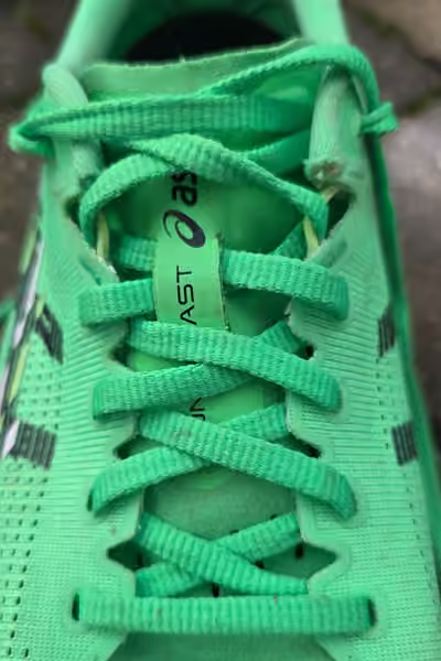 Nahaufnahme von Zunge und Schnürsenkeln des ASICS Sonicblast